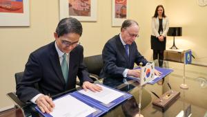 H.E. Mr Hyong-chan Choe, Permanent Representative of South Korea to the OPCW, and Ambassador Fernando Arias, Director-General of the OPCW