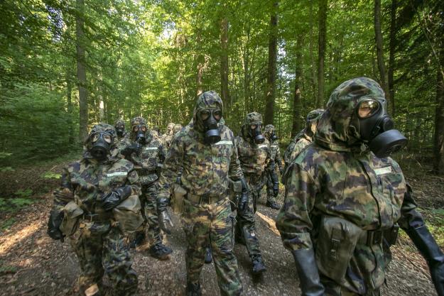 Course participants receive training on dealing with incidents involving chemical weapons, at the Swiss Basic Course on Assistance and Protection