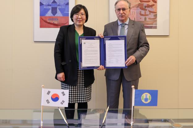 Minister and Consul-General at the Embassy of the Republic of Korea in the Netherlands, and OPCW Director- General formalise contribution