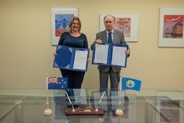 H.E. Mrs Susannah Gordon, Permanent Representative of New Zealand to the OPCW and Ambassador Fernando Arias, OPCW Director-General