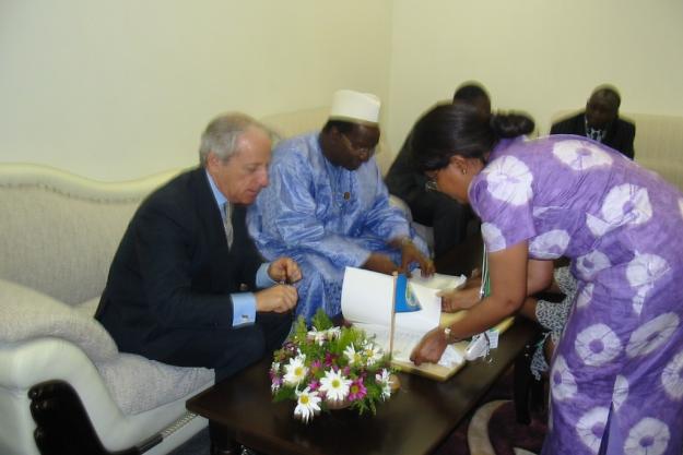 OPCW Director-General Pfirter and AU Commission Chairperson Konare signing the Memorandum of Understanding in Khartoum. 