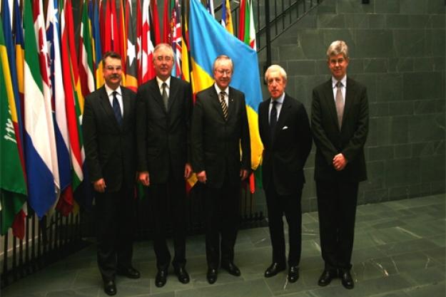 On 7 March 2006, H.E. Mr. Borys Tarasyuk, Foreign Minister of Ukraine, paid an official visit to the Organisation for the Prohibition of Chemical Weapons (OPCW) in The Hague. The OPCW implements the Chemical Weapons Convention, which bans absolutely the development, production, stockpiling or use of chemical weapons, while stipulating the irreversible destruction of all existing stocks of these weapons. 