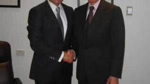 Director-General Ahmet Üzümcü (left) visited with Australian Minister for Foreign Affairs Bob Carr.