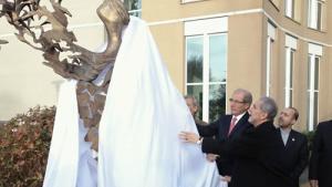 OPCW Director-General Ahmet Üzümcü (left) and Deputy Foreign Minister for International Affairs of Iran, H.E. Mohammad Mehdi Akhoundzadeh unveil the monument dedicated to victims of chemical weapons.