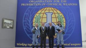 Mayor Jozias van Aartsen (second from left) and OPCW Director-General Ahmet Üzümcü are flanked by two inspectors at the opening of an exhibit to mark the OPCW’s 15th anniversary year.