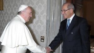 OPCW Director-General Ahmet Üzümcü, visited the Vatican on 27 September and had an audience with Pope Francis.
Pope Francis and OPCW Director-General Ahmet Üzümcü.