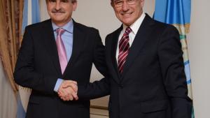El ministro de Defensa de Argentina, Agustín Rossi (izquierda) y el Director General de la OPAQ, Ahmet Üzümcü.
